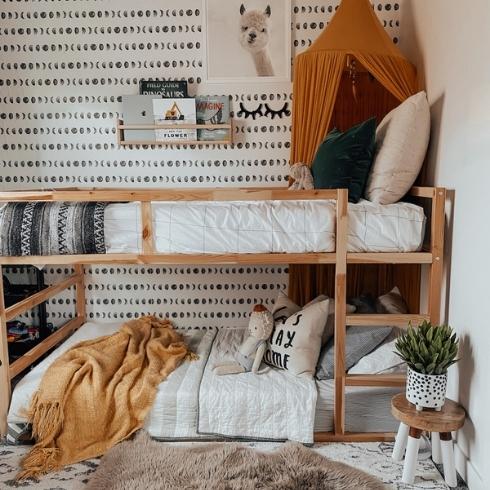 Bunkbed in wallpapered kids room