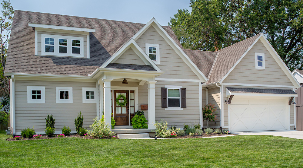 A traditional ranch house with an attached garage, trim painted in BEHR Ultra Pure White® PPU18-06 and siding painted in BEHR Doeskin Gray N200-2