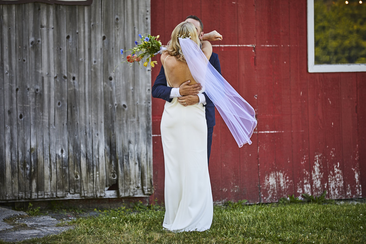 An inside look at Home Network star Sarah Keenleyside and singer/songwriter Justin Rutledge's wedding