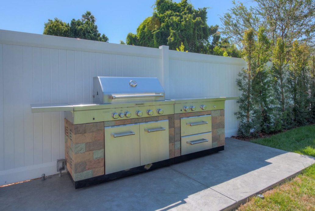 A 10-burner barbecue