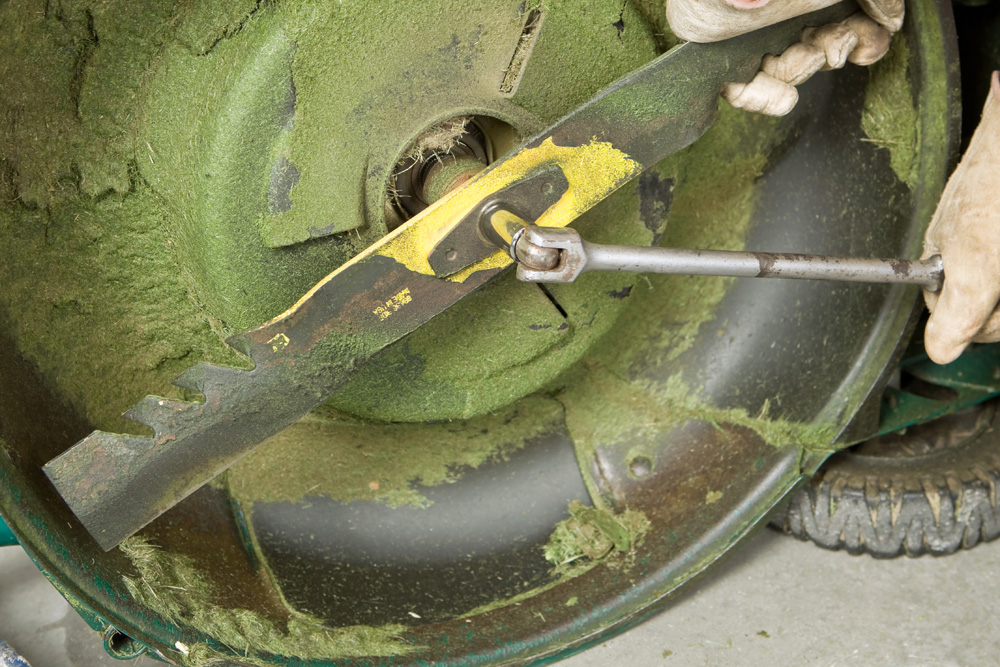 Balancing a mower blade