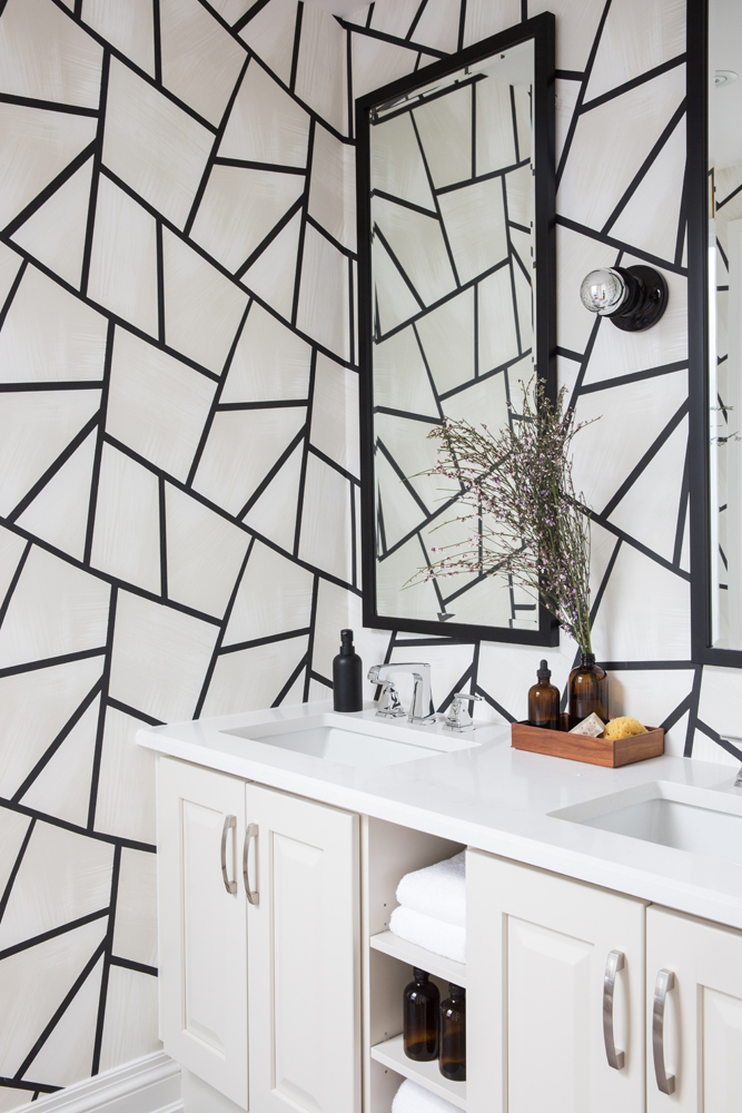 Graphic wallpaper print in bathroom