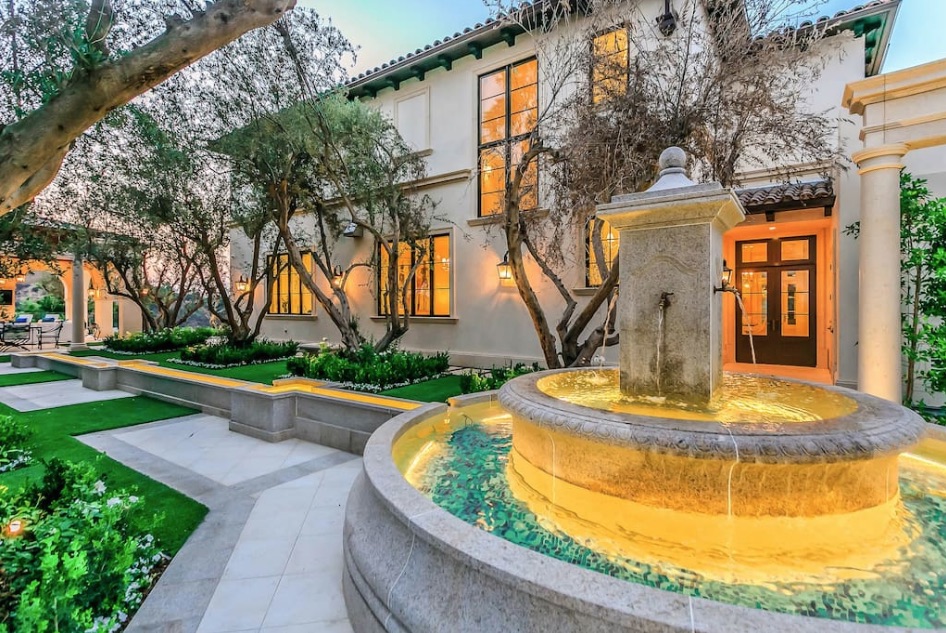 Illuminated fountain at Airbnb rented by Drake in Beverly Hills