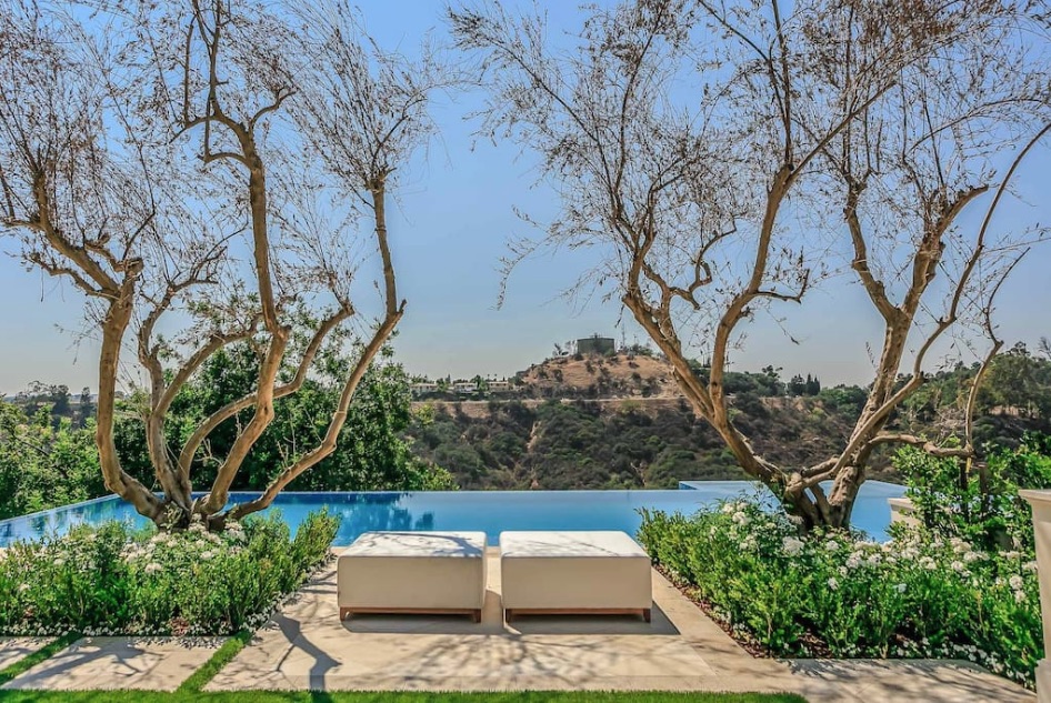 infinity pool of Airbnb mansion rented by Drake