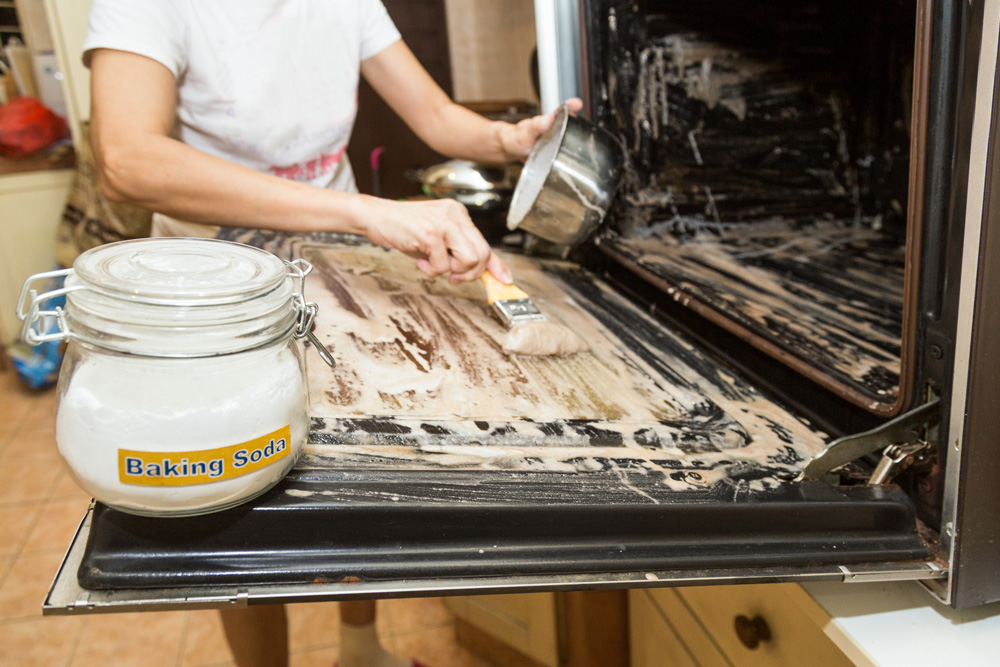 Cleaning an oven with baking soda