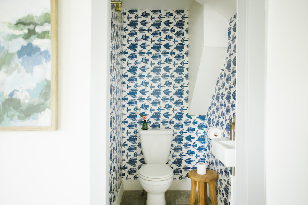 Blue birds wallpaper in bathroom