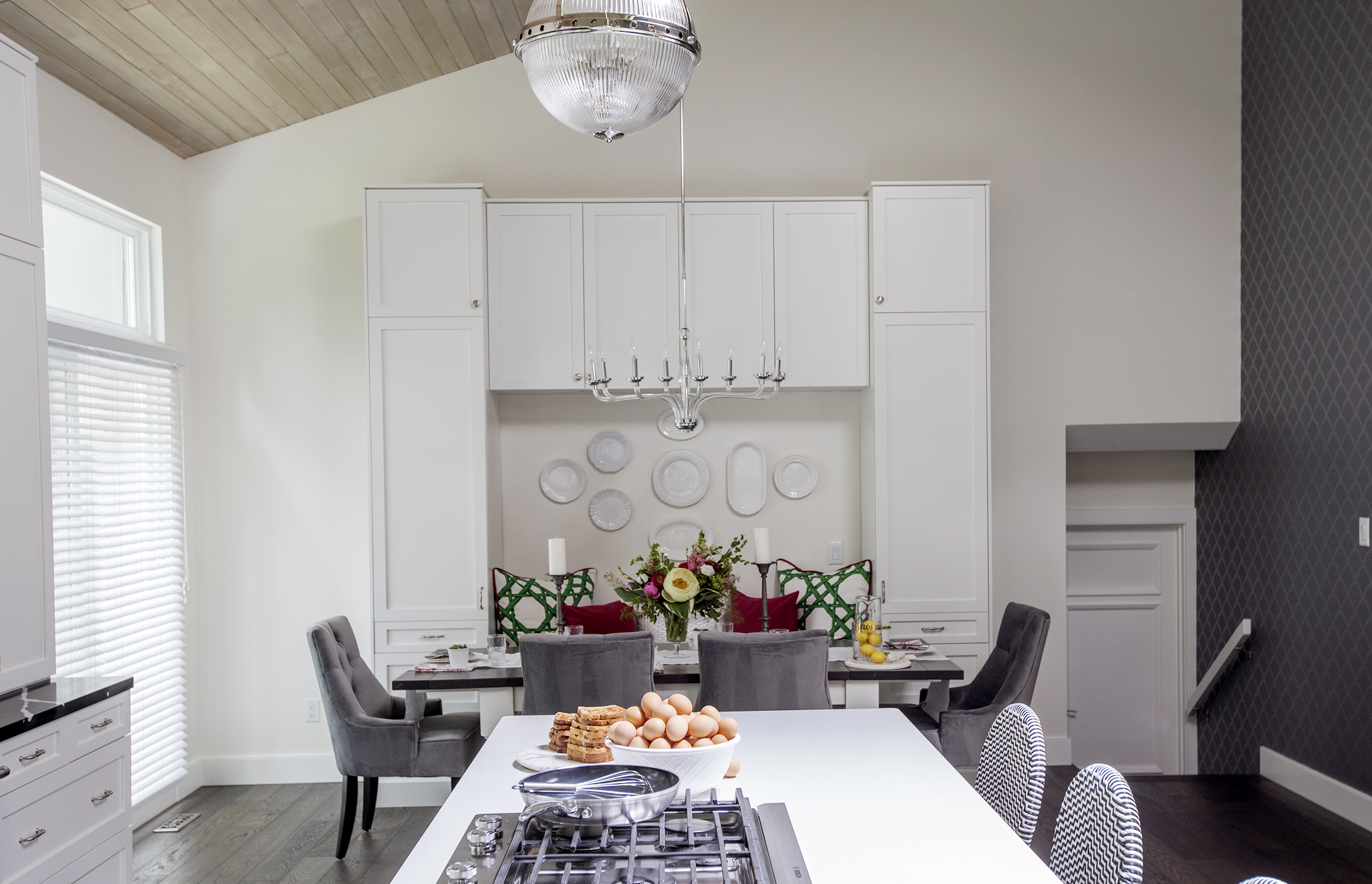Mixed Materials Modern white kitchen with built-in banquette