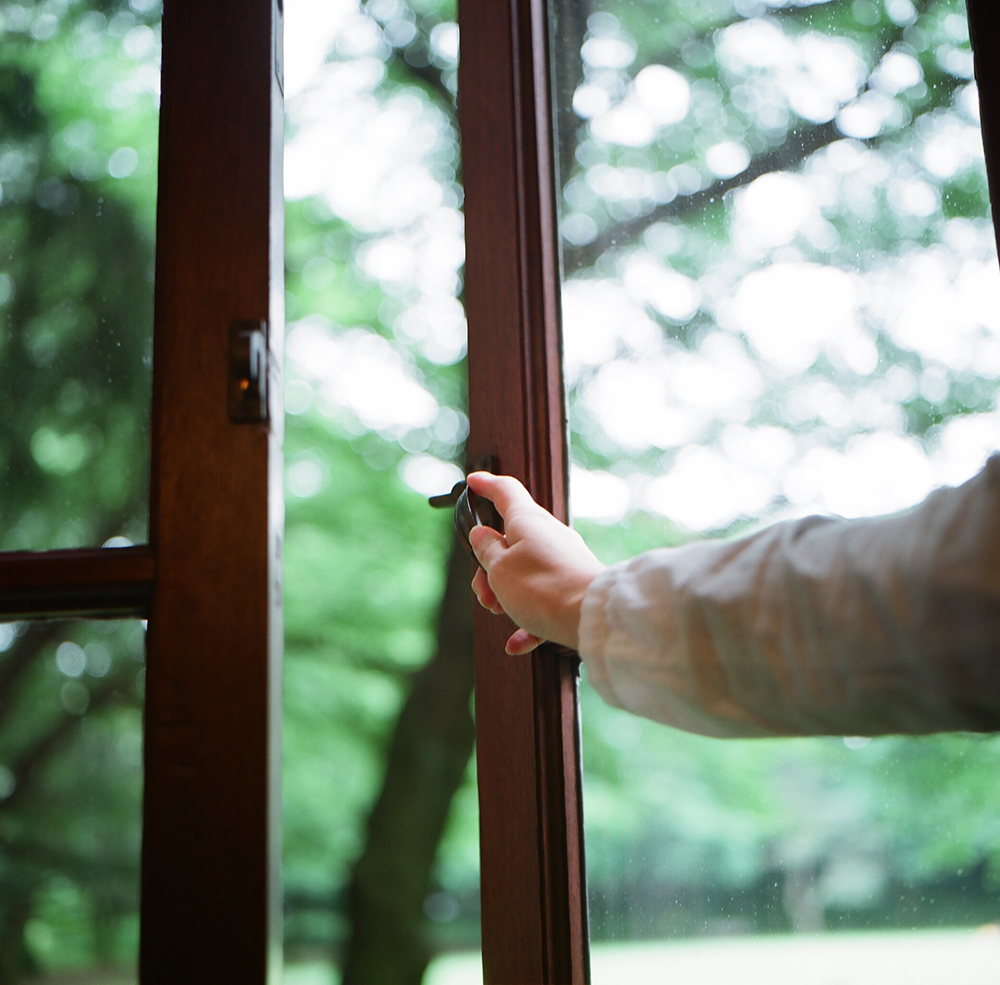 Hand opening window