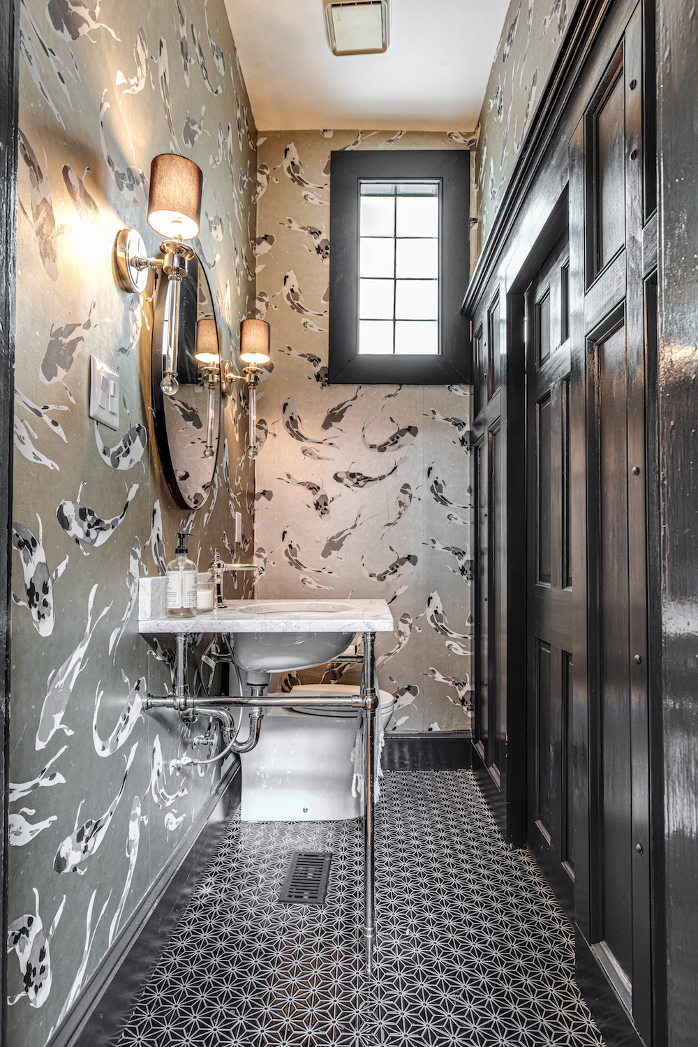 Grey fish wallpaper in a bathroom