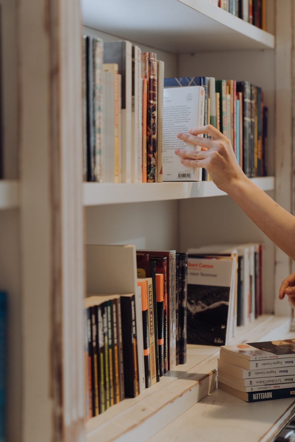 Hand organizing shelves