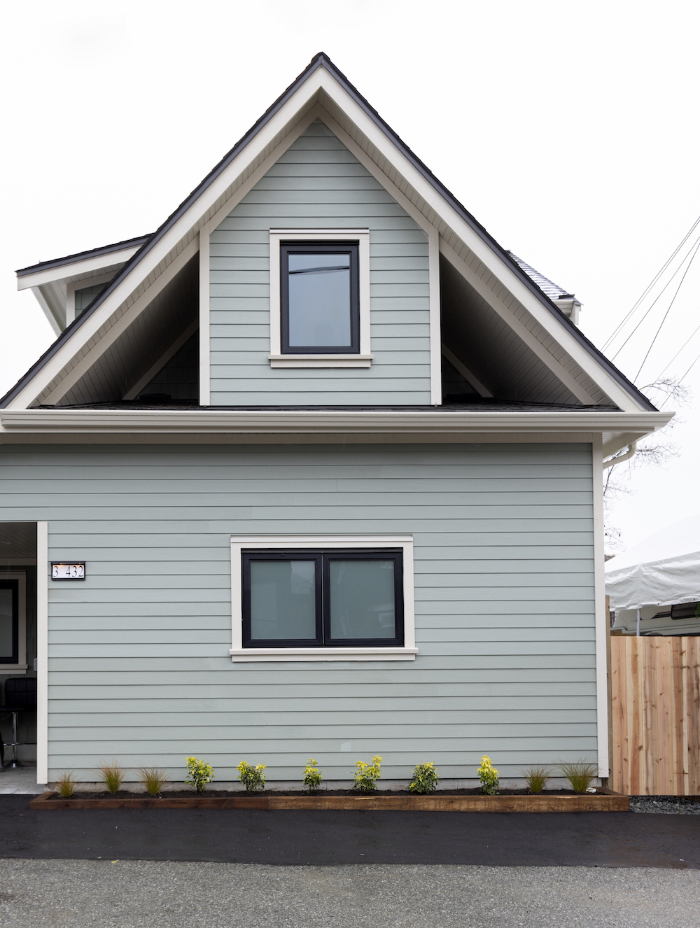 Small laneway house