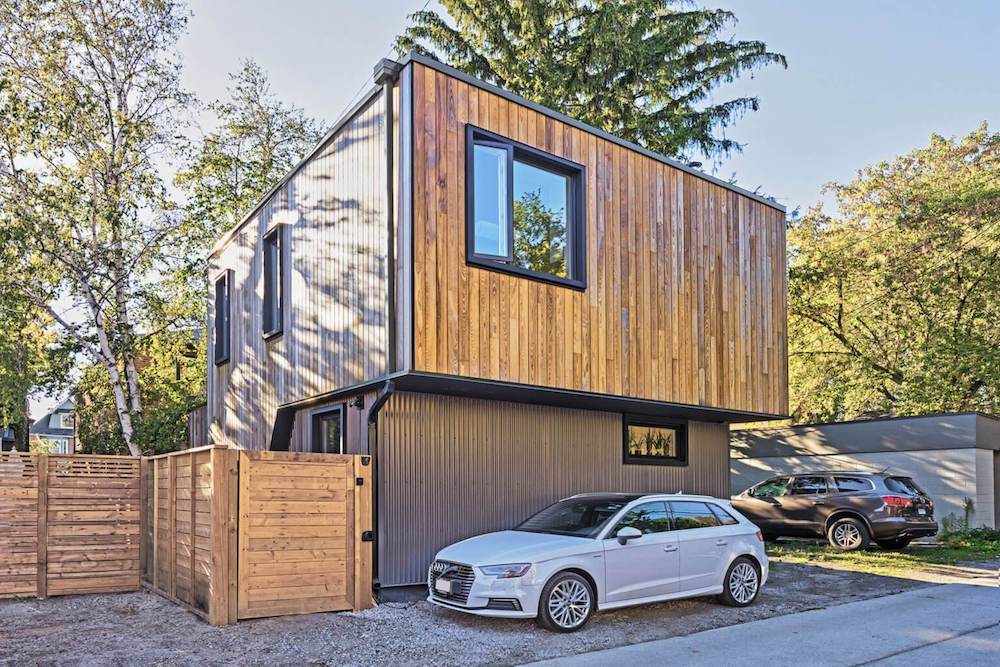 Wood and metal laneway house in Toronto