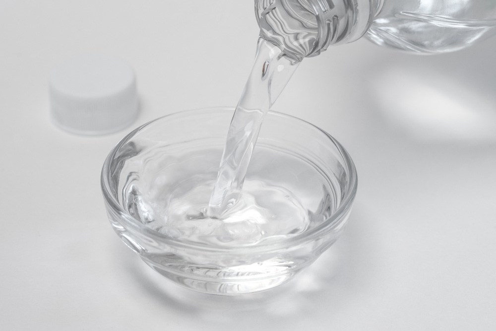 pouring vinegar into a bowl