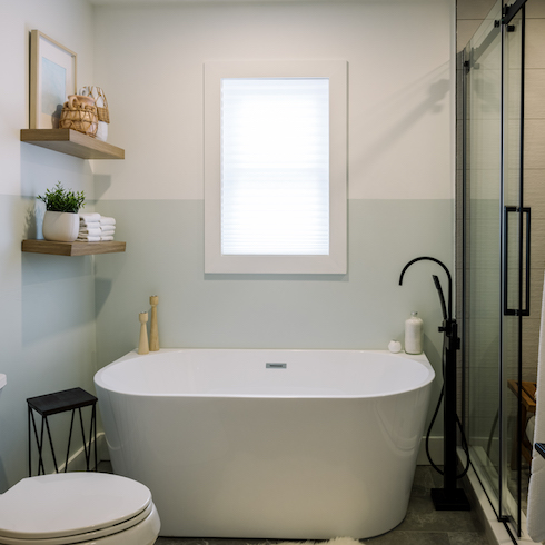 Free-standing soaker tub