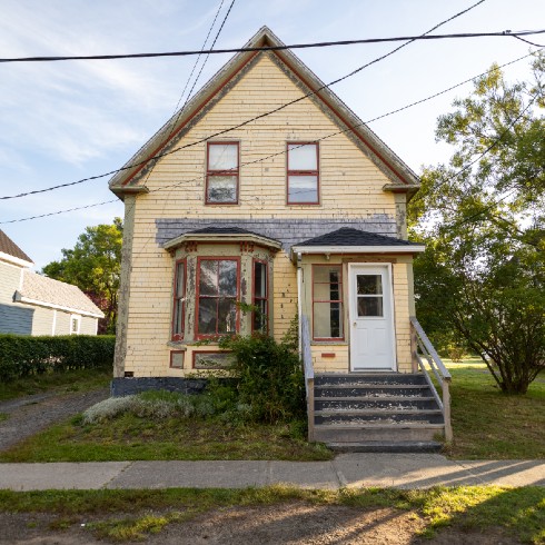 Historic home with dated beige exterior before the renovation