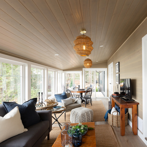 Cottage extension with a large seating area and wraparound windows