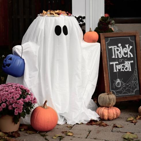 Ghost-inspired DIY candy stand for Halloween