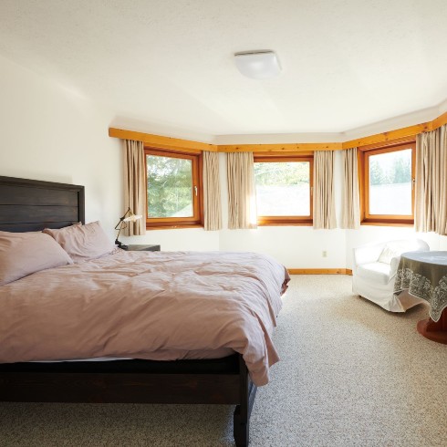 Dated bedroom with circular shape