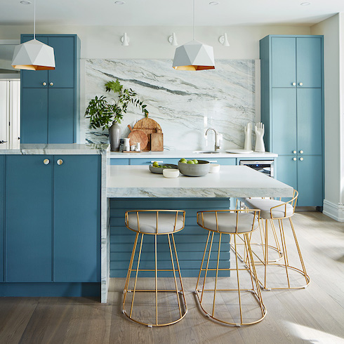 The kitchen island is a brilliant design element that Sarah conjured up using two different tones of marble which continues the use of layers of material throughout the kitchen. The space gives the host room to spread out, cook and entertain at the same time. The wrap-around seating gives the feeling of a funky bar or restaurant allowing guests to gather round at this inviting hub.