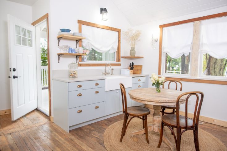 Bright renovated roadhouse cabin with a dining set