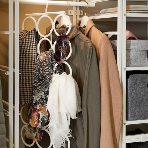 Multiuse round hanger as an entryway storage idea