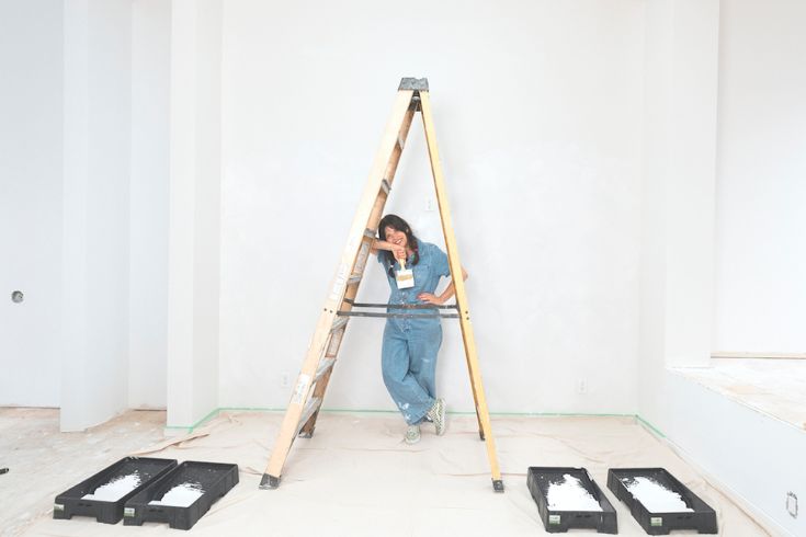 DIY expert Maca Atencio painting wall in limewash effect.