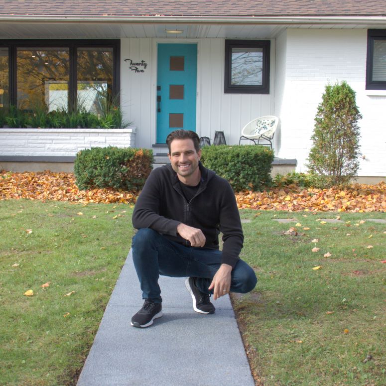 Scott McGillivray in front of a mid-century modern getaway