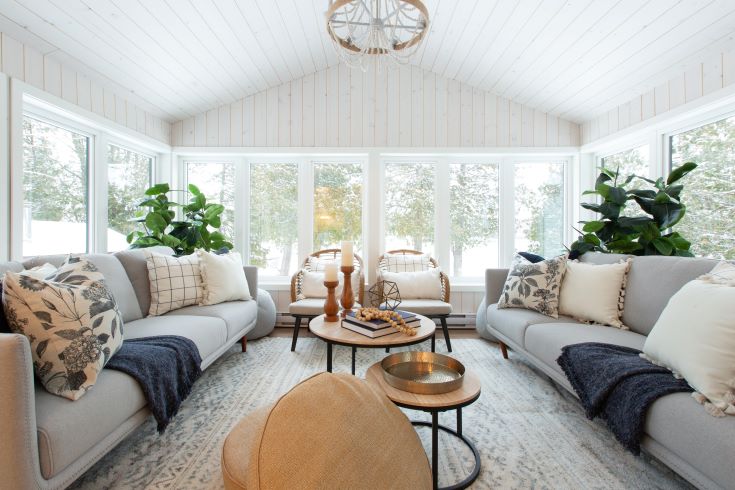 The year-round screened in porch of the Classy Country Cottage 