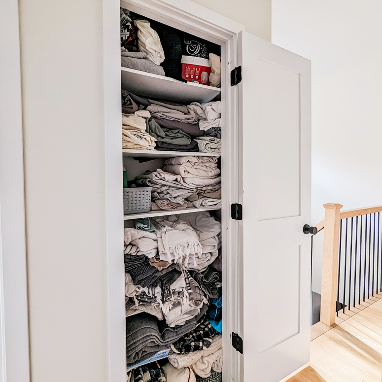 How to organize a small linen closet