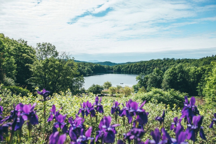 A view of the lake at BALNEA spa in Quebec