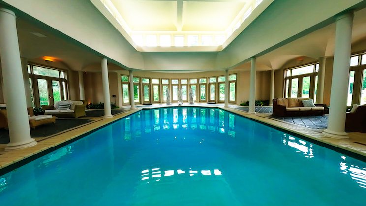 Indoor swimming pool with pilars