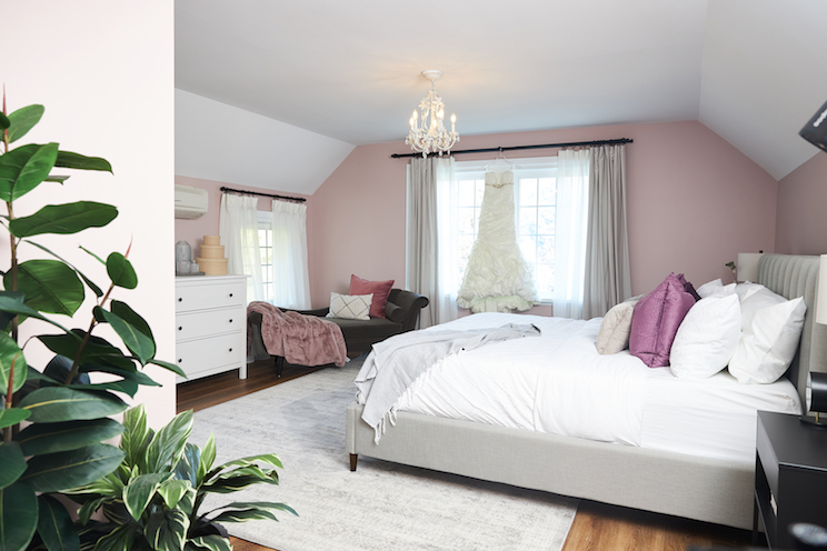 A bridal suite bedroom with chaise lounge