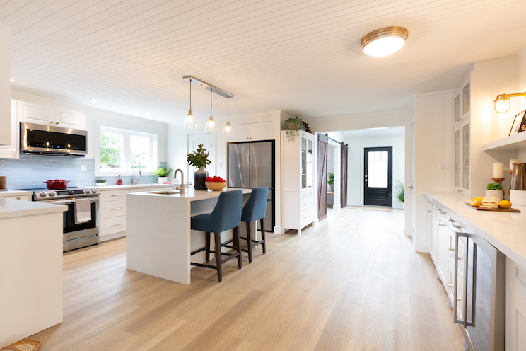 Kitchen with white finishes and white wood panel ceiling
