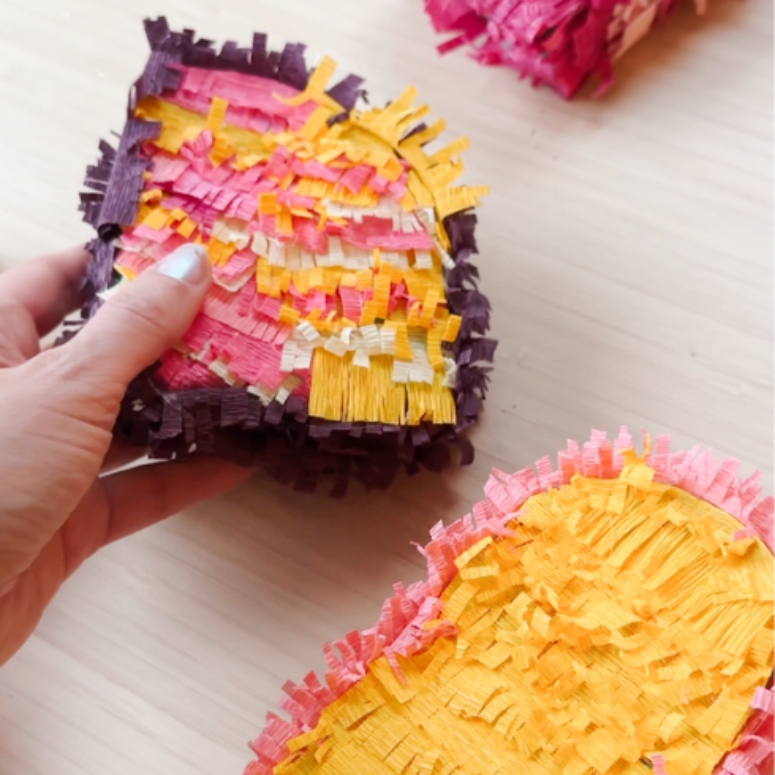Mini piÃ±atas in multicoloured crepe paper.