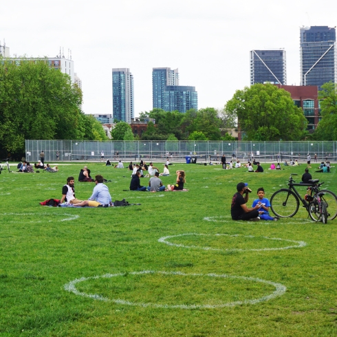 Trinity Bellwoods Park — Toronto, ON ocals walk and relax in the Trinity-Bellwoods park of Toronto on a weekend