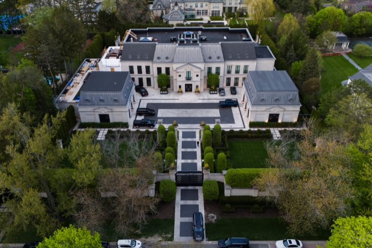 An aerial view of Drake's luxurious mansion in Toronto surrounded by greenery.