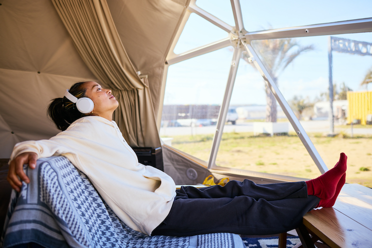 Familiy is enjoying low-budget trip away from the city, glamping at suburban campground they had reserved via the Internet.